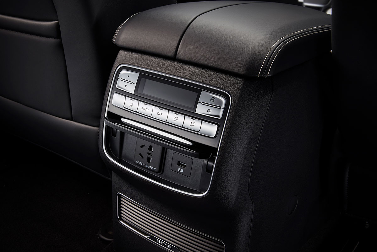 RX8_SA_6AT-4WD-LUX_Black-Interior_Rear-Air-conditioning-outlet